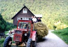 Příjemná cesta v rumunských horách na doma postaveném traktoru s motorem Praga