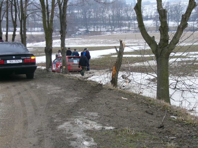 Havárie Michala Kičáka na Rally Vysočina, uražený strom.