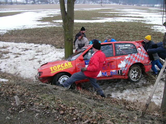 Havárie Michala Kičáka na Rally Vysočina, vyprošťování vozu